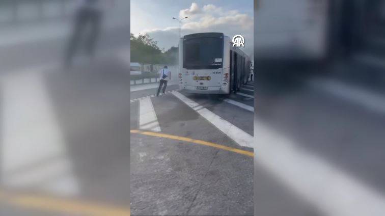 Metrobüsten dumanlar yükseldi! Yolcular tahliye edildi 9